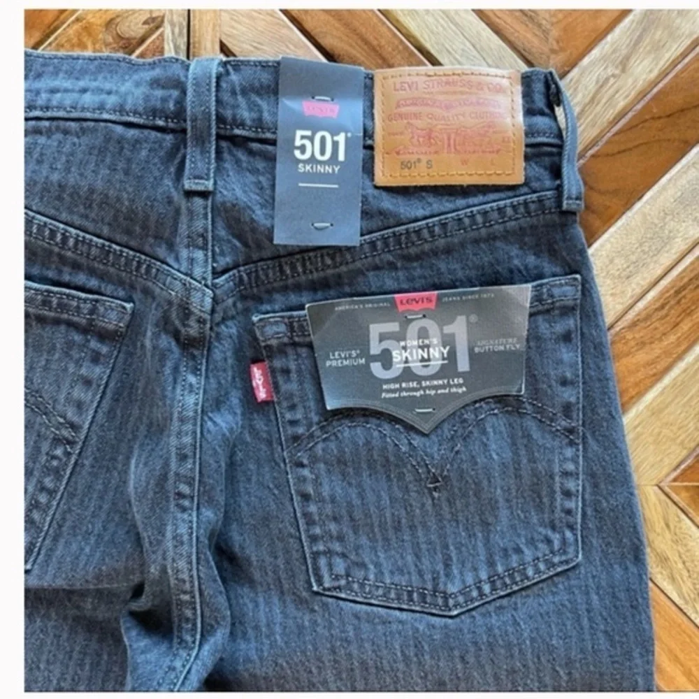 PREMIUM LEVIS 501 STRIPED SKINNY (GUC) - Picture 5 of 5
